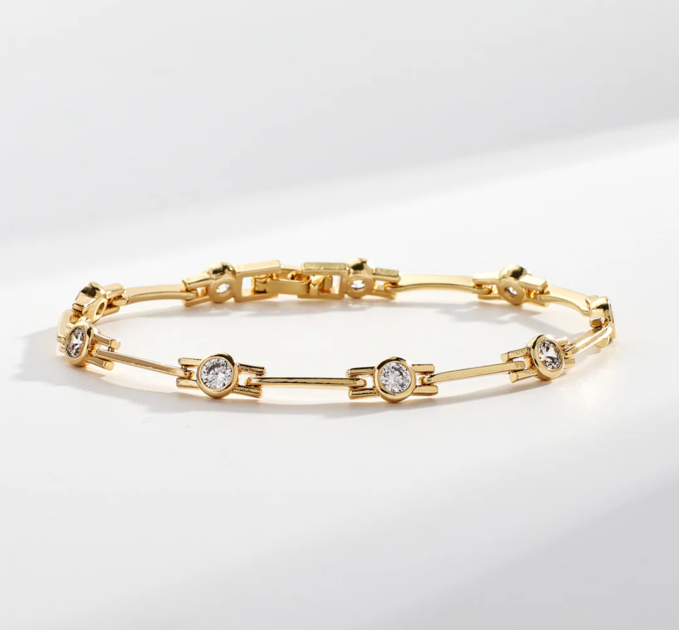 Sophisticated Gold Bracelet with Sparkling Zirconias